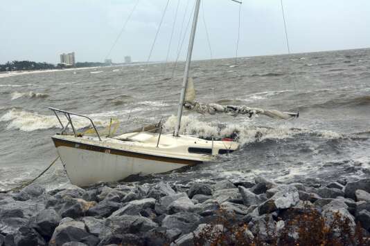 Un bateau abandonné, le 7 octobre dans le golfe du Mississippi.