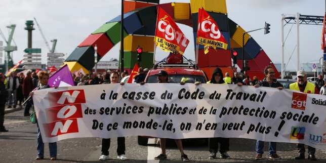Des syndicalistes de la fonction publique lors d’une manifestation contre la réforme du code du travail au Havre (Seine-Maritime), le 12 septembre.