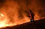 Près de 3 600 pompiers luttaient encore contre les flammes, dans la nuit du lundi 16 au mardi 17 octobre, au Portugal.