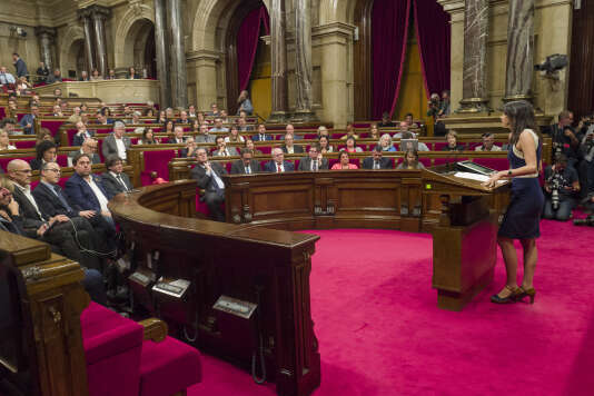 Inès Arrimadas, députée et porte-parole de Ciutadans, parti de centre droit hostile à l’indépendance, devant le Parlement catalan, le 26 octobre.