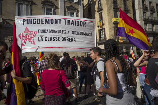Manifestation d’étudiants qui exigent de Carles Puigdemont qu'il proclame l'indépendance, à Barcelone, le 26 octobre.