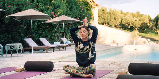 Sibylle Grandchamp, fondatrice de Merveilles, organise une retraite « Yoga et randonnée » de quatre jours dans les Alpilles.