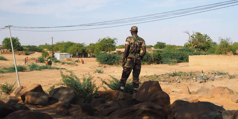 Un gendarme nigérien monte la garde à Ayorou, le 2 novembre 2017. Le 24 octobre 2017, une attaque djihadiste sur la localité avait fait 13 mort parmi les gendarmes.