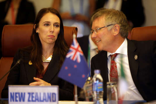 La première ministre de Nouvelle-Zélande, Jacinda Ardern, et son ministre des exportations lors des discussions sur le TPP, David Parker, le 10 novembre au Vietnam.
