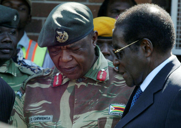 Le gnral Chiwenga, chef des armes du Zimbabwe, avec le prsident Robert Mugabe, le 14 novembre 2017, veille du coup de force foment par une partie de l'arme.