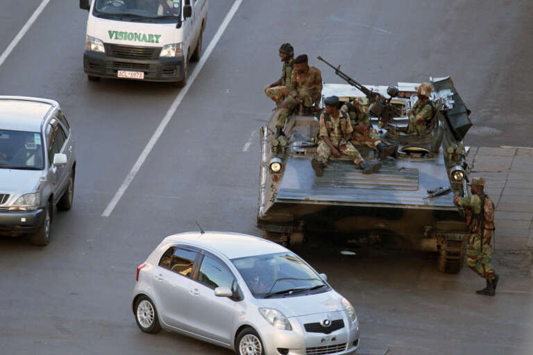 Des militaires en faction dans les rues de Harare, le 15 novembre.