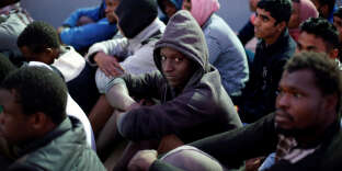 Arrivée de migrants secourus en mer, sur la base navale de Tripoli, le 4 novembre.