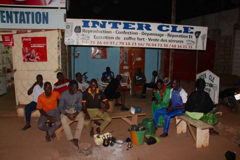 La République du Grin, un Etat voisin du Burkina Faso qui n’existe pas, rassemblée ici autour d’un thé.