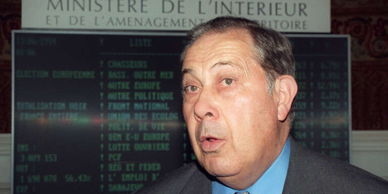 Charles Pasqua, ministre de l'intérieur et de l'aménagement du territoire, à son ministère à Paris, en juin 1994.