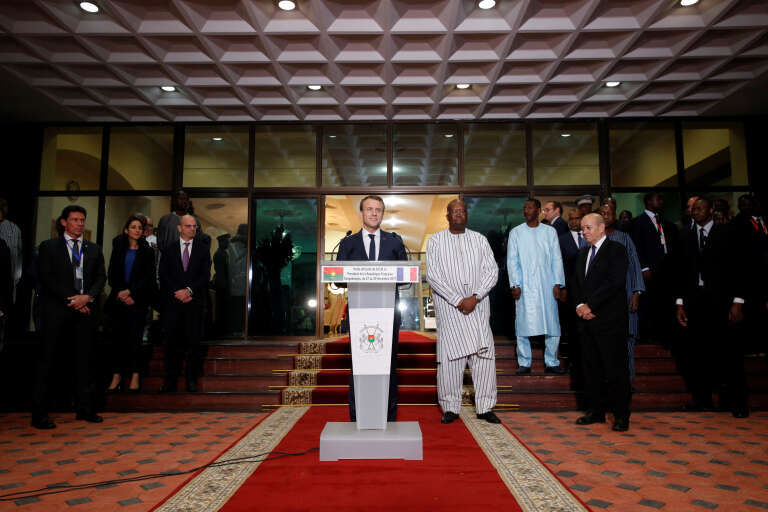 Emmanuel Macron accueillis à l’aéroport de Ouagadougou par le président du Burkina Faso Roch Marc Christian Kabore, le 27 novembre.