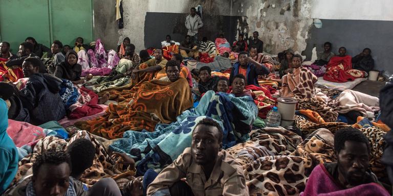 Des migrants africains subsahariens dans un centre de détention près de Tripoli, en Libye, le 27 novembre 2017.