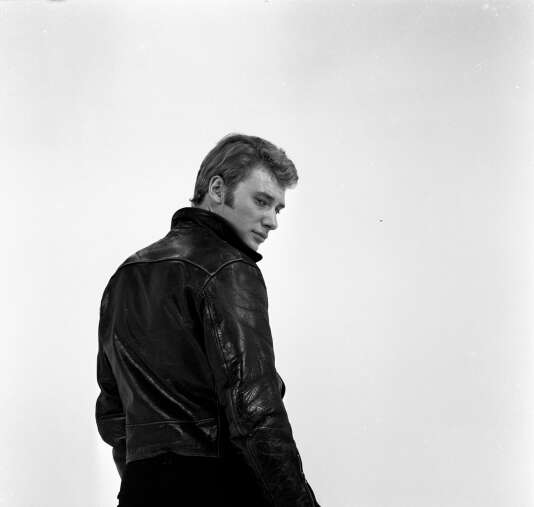 Johnny Hallyday posant sur le plateau de l'mission de varits  Show Johnny Hallyday  ralise par Jean-Christophe Averty, en 1965.