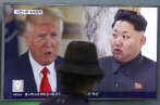 Un écran de télévision montrant Donald Trump et Kim Jong Un, à Séoul, en août 2017.