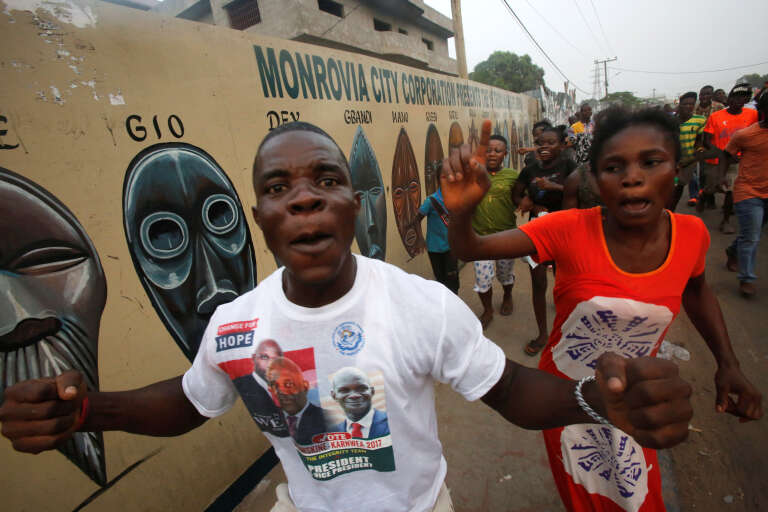 Des habitants de Monrovia (Liberia) fêtent la victoire de George Weah à l’élection présidentielle, le 28 décembre.