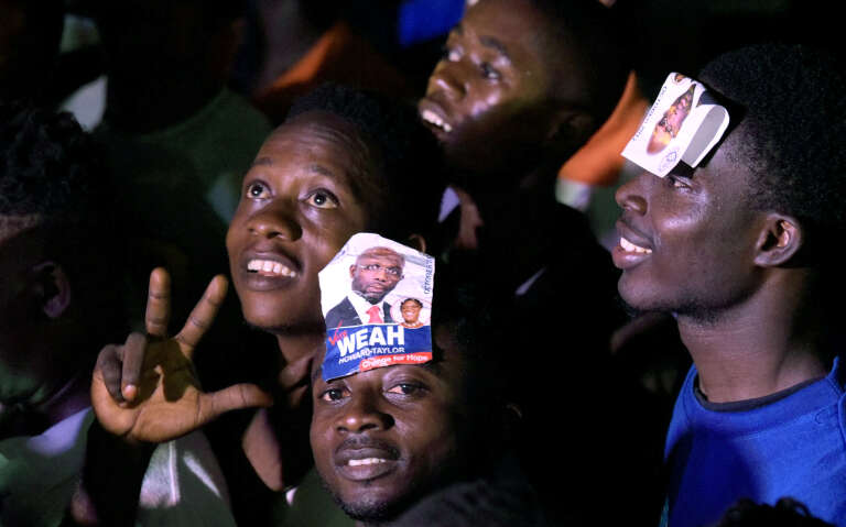 Les rassemblements se sont prolongés dans la nuit pour fêter la victoire de George Weah, à Monrovia (Liberia), le 28 décembre.