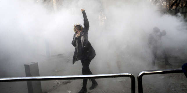 Manifestation étudiante dispersée par la police anti-émeute iranienne, à l’université de Téhéran, le 30 décembre 2017.