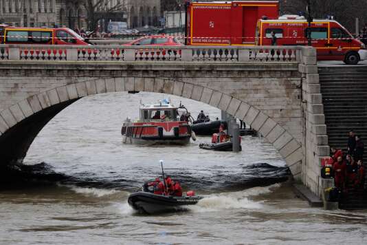 Les pompiers de Paris interviennent près du pont Saint-Michel à Paris après la disparition d’une policière dans le fleuve, le 5 janvier.