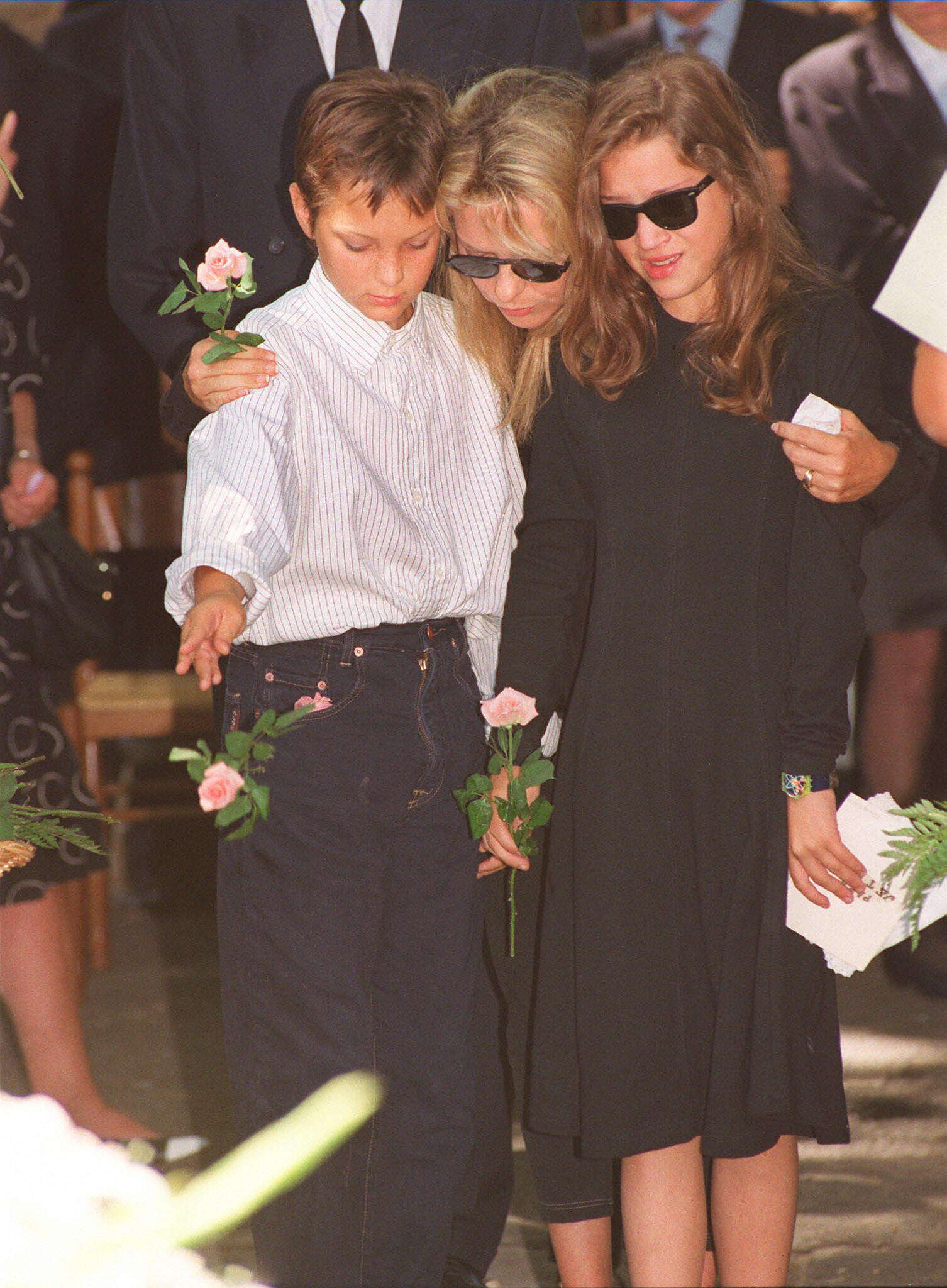 Avec ses deux enfants Raphael et Pauline lors des obsèques de Michel Berger, qui fut son mari et l’auteur de ses plus grandes chansons.