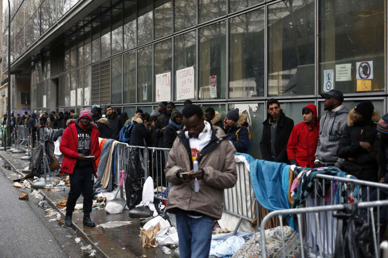 Des migrants font la queue pour déposer leur demande d’asile, à Paris, le 21 décembre.
