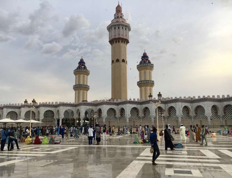Le « Lamp Fall », plus haut minaret de la Grande Mosquée de Touba au Sénégal, lors du pèlerinage du Magal en novembre 2017. C'est la célébration religieuse majeure de la confrérie soufie des Mourides.