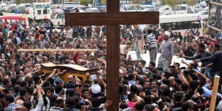 Le 10 avril 2017, lors des funérailles de victimes de l’attentat qui a visé une église copte la veille, à Alexandrie (Egypte).