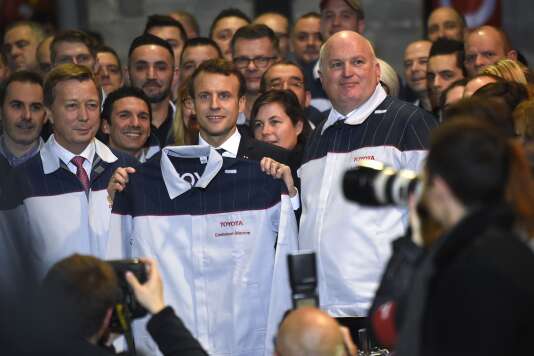 Le président Emmanuel Macron, le 22 janvier, dans l’usine Toyota d’Onnaing (Nord).
