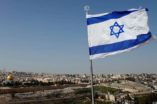 Un drapeau israélien flotte sur le Mont des Oliviers, à l’est de la vieille ville de Jérusalem qui apparaît en contrebas, le 22 janvier.
