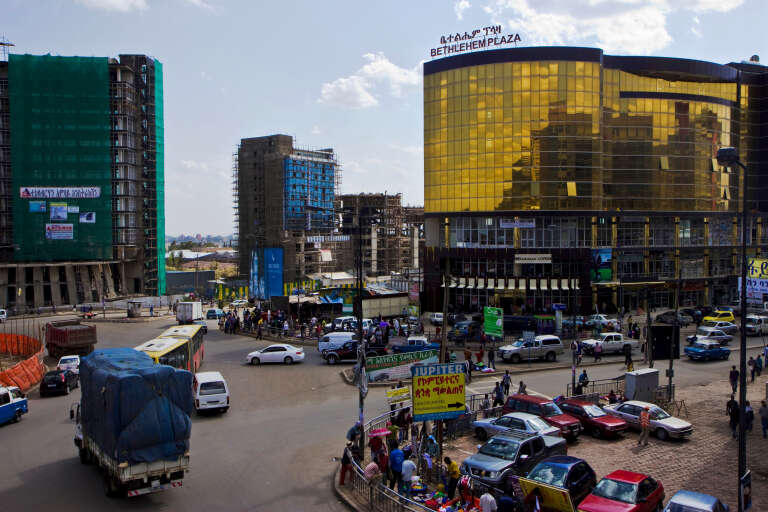 A Addis-Abeba, de nouveaux bâtiments sortent de terre chaque semaine, généralement contrsuits par des Chinois.