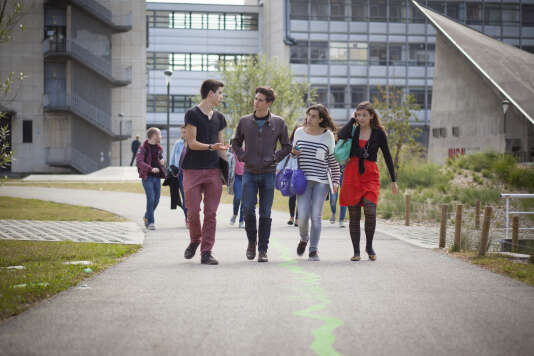 Des élèves ingénieurs sur le campus de l’INSA Lyon.