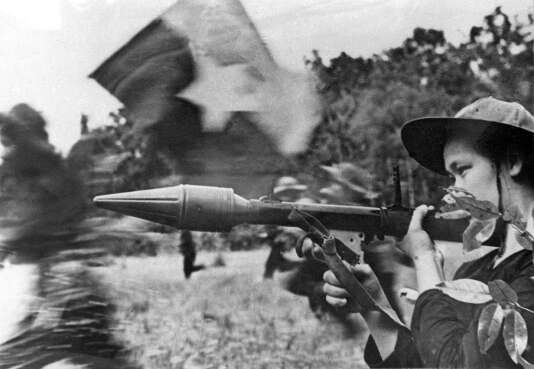 Femme appartenant au Vietcong portant une arme antichar dans le delta de Cuu Long pendant l’offensive du Têt en 1968.