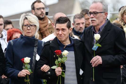 Jonathann Daval (au centre) et ses beaux-parents lors d’une marche silencieuse, à Gray (Haute-Saône), le 5 novembre 2017.