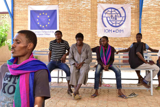 Des migrants et des réfugiés ouest-africains rentrés de Libye après avoir fui les groupes armés et n’ayant pas réussi à traverser la Méditerranée vers l’Europe attendent au centre de transit de l’Organisation internationale pour les migrations (OIM), à Niamey, le 29 mars 2017, pour être rapatriés pays d’origine.