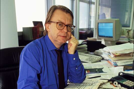 Daniel Vernet, à son bureau, en 1990.
