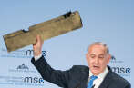 Benyamin Nétanyahou, à Munich, le 18 février. Le premier ministre israélien a brandi une plaque de métal qu’il a présenté comme un morceau du drone iranien intercepté le 10 février au-dessus d’Israël.