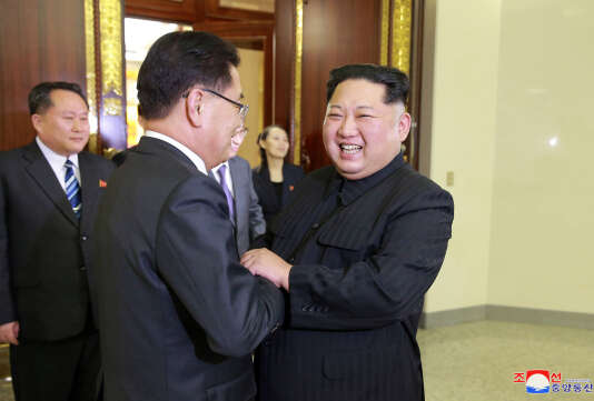 Dans cette photo datée du lundi 5 mars, fournie par le gouvernement nord-coréen le 6 mars, le dirigeant nord-coréen Kim Jong Un, à droite, rencontre le directeur sud-coréen de la sécurité nationale, Chung Eui-yong, à Pyongyang, en Corée du Nord.