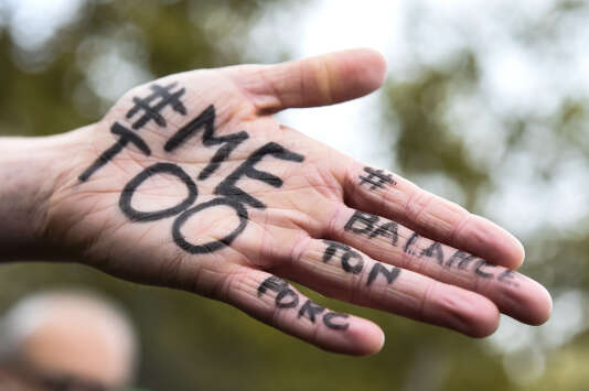 Une femme s’est écrit les mots-clés #metoo et #balancetonporc sur la main, lors d’une manifestation, place de la République à Paris, le 29 octobre 2017.