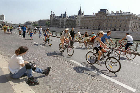 Des personnes à rollers et des cyclistes circulent, le 15 août 2001, sur la voie Georges Pompidou à Paris, interdite à la circulation automobile depuis le 15 juillet 2001.