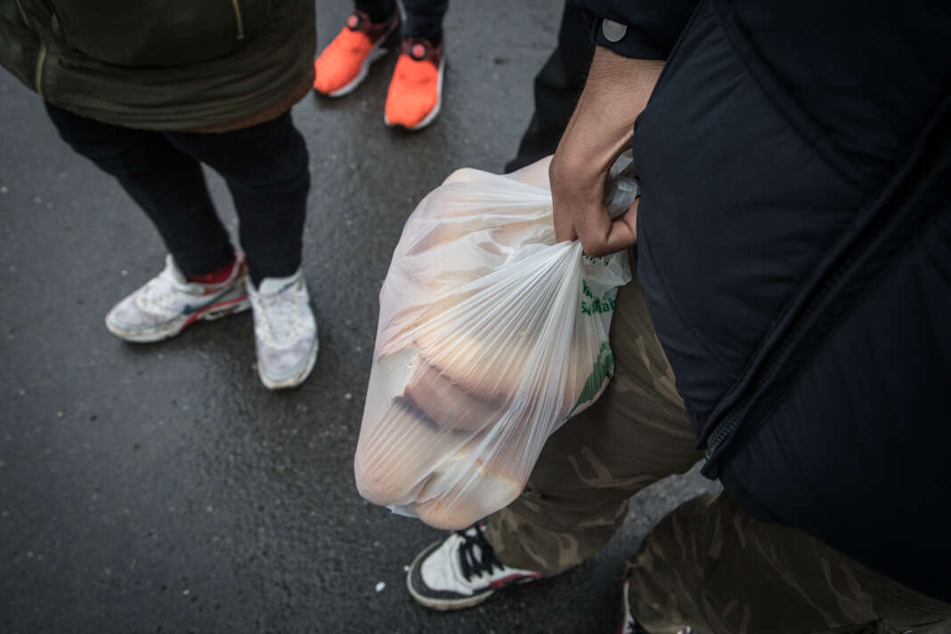 Lors d’une distribution de repas assurée par La Vie active, derrière l'hôpital de Calais,le 9 mars. CAMILLE MILLERAND / DIVERGENCE POUR LE MONDE