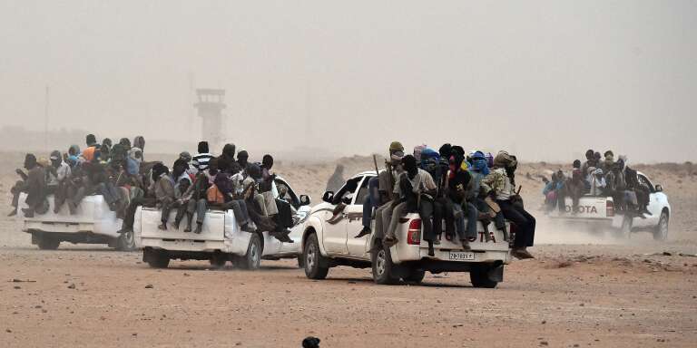 Des dizaines de migrants en partance pour la Libye, à Agadez, au Niger, en juin 2015.