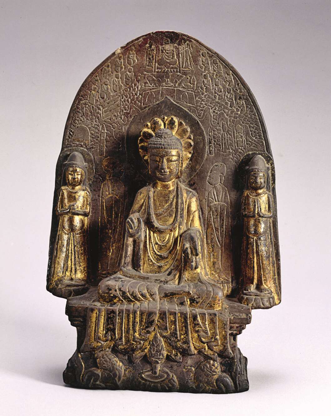 « L’arrivée du bouddhisme en Chine transforme la culture du parfum. Sur cette stèle figurent cinq personnages – un bouddha, deux disciples et deux bodhisattva. Au pied du bouddha se trouve un brûle-parfum : son corps et son couvercle ont la forme d’une fleur de lotus sur le point d’éclore. »