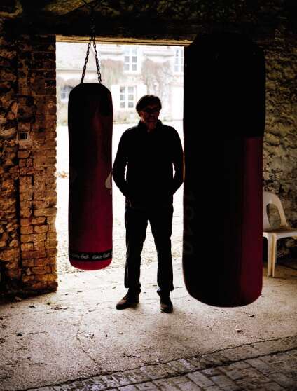 Daniel Rondeau dans la grange de sa maison, qu’il a aménagée pour pouvoir pratiquer la boxe.