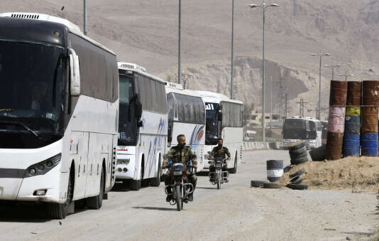Les bus affrétés pour l’évacuation des islamistes d’Ahrar Al-Cham, le 22 mars dans la Ghouta orientale.