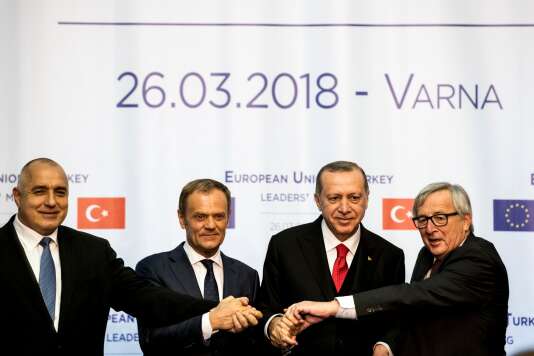 Lors de la conférence de presse conjointe des dirigeants européens et turc, à Varna en Bulgarie, le 26 mars. De g. à dr., le premier ministre bulgare Boyko Borissov, Donald Tusk, président du Conseil européen, le président turc Recep Tayyip Erdogan et Jean-Claude Juncker, président de la Commission européenne.