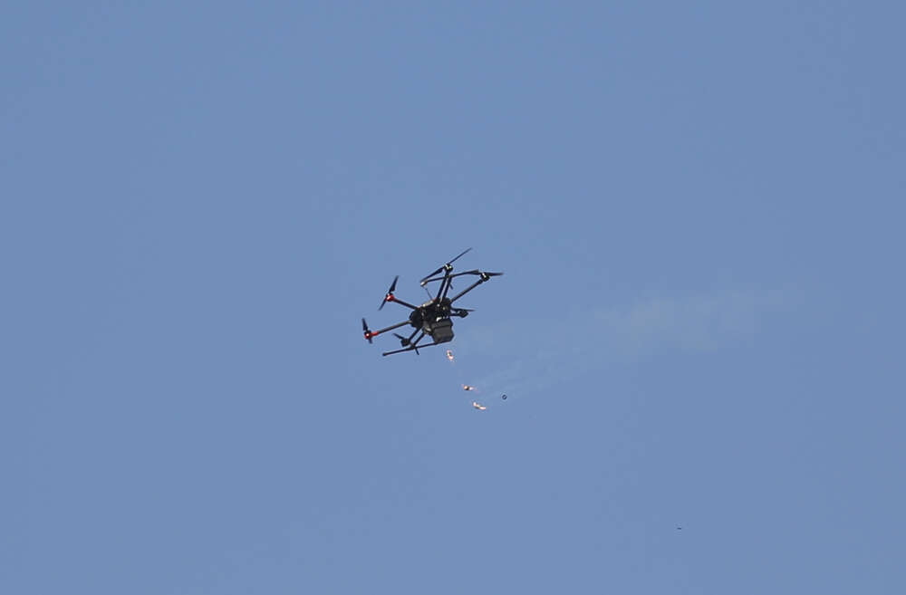 Résultat de recherche d'images pour "drone qui jette de la bombe lacrymogène GAZA"