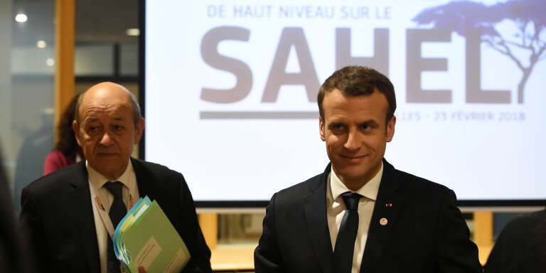 Le président français, Emmanuel Macron (droite), et le ministre des affaires étrangères, Jean-Yves Le Drian, lors de la Conférence internationale de haut niveau sur le Sahel, à Bruxelles, le 23 février 2018.