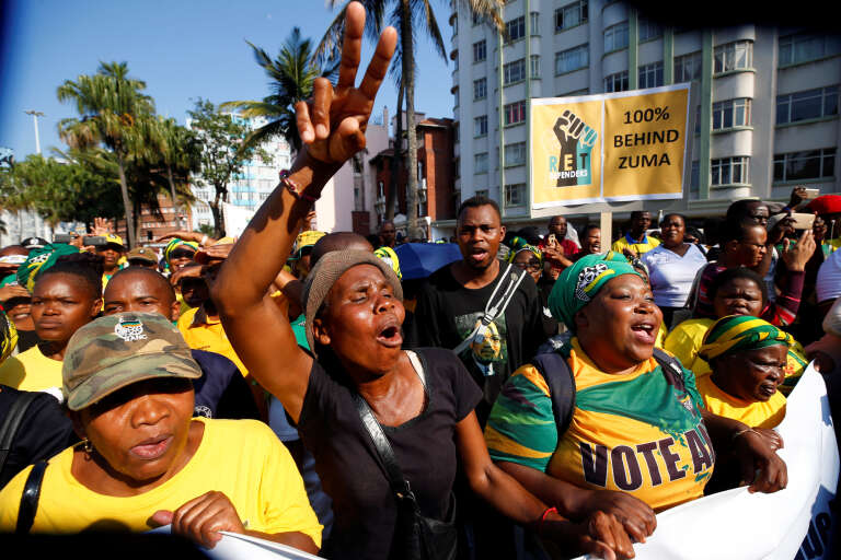 Des partisans du président Jacob Zuma à Durban, vendredi 6 avril 2018.