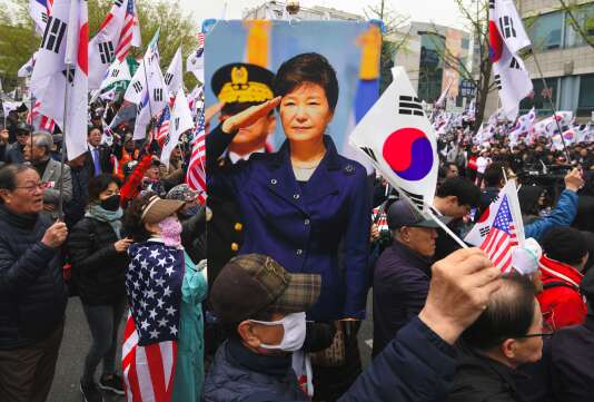 Des dizaines de soutiens de l’ex-présidente coréenne Park Geun-hye ont manifesté devant le tribunal de Séoul, le 6 avril.