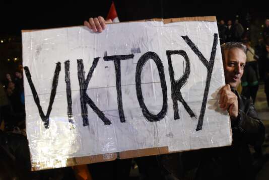 Un partisan de Viktor Orban célèbre la victoire électorale du parti du premier ministre sortant, à Budapest, le 8 avril.