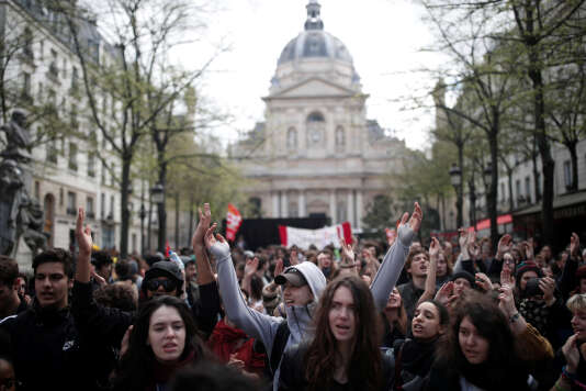 Manifestation des étudiants contre la réforme des universités devant la Sorbonne, à Paris, le 10 avril.