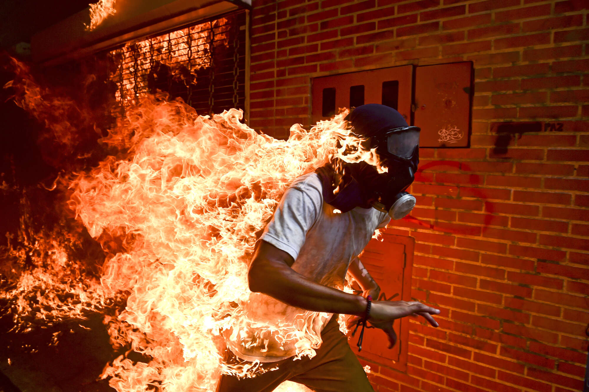 Jose Victor Salazar Balza (28 ans) en feu, lors d’affrontements violents avec la police antiémeute lors d’une manifestation contre le président Nicolas Maduro, à Caracas, au Venezuela, le 3 mai 2017.